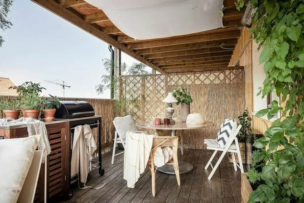 Foto: interior luminoso de departamento de 2 habitaciones de 53 m² en Johannesburgo con terraza acogedora, Gid – foto en nuestro sitio web