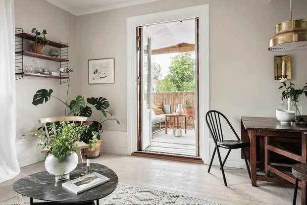 Foto: interior luminoso de departamento de 2 habitaciones de 53 m² en Johannesburgo con terraza acogedora, Gid – foto en nuestro sitio web