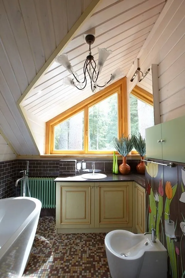 照片：普罗旺斯和乡村风格浴室、古典、房屋、每周项目、叶卡捷琳娜·布洛欣娜、乡村别墅、莫斯科地区、木屋、安顿·科涅夫、科涅夫设计工作室、带壁炉的客厅、如何装饰木屋、有坡屋顶的房子 – 网站上的照片