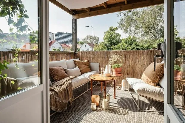 Foto: interior luminoso de departamento de 2 habitaciones de 53 m² en Johannesburgo con terraza acogedora, Gid – foto en nuestro sitio web