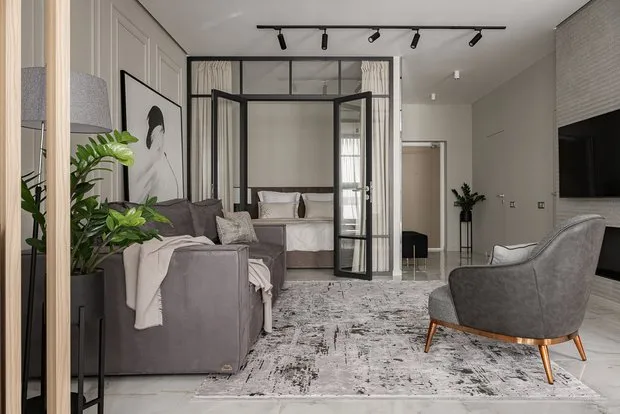 La zona de la chimenea está decorada con cerámica de porcelana de marca española con textura de piedra.