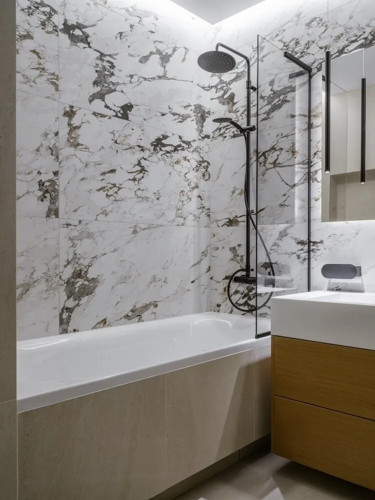 Para la decoración se usó cerámica de granito con acabado de mármol, además de fondo. Una de las paredes y los armarios fueron recubiertos con microcemento.