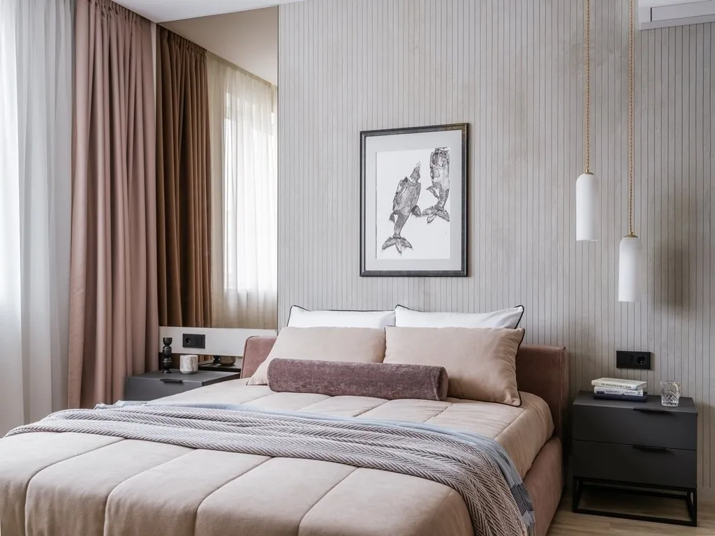 El espejo amplía el espacio y aumenta la luz en el dormitorio. Además, luce muy elegante.