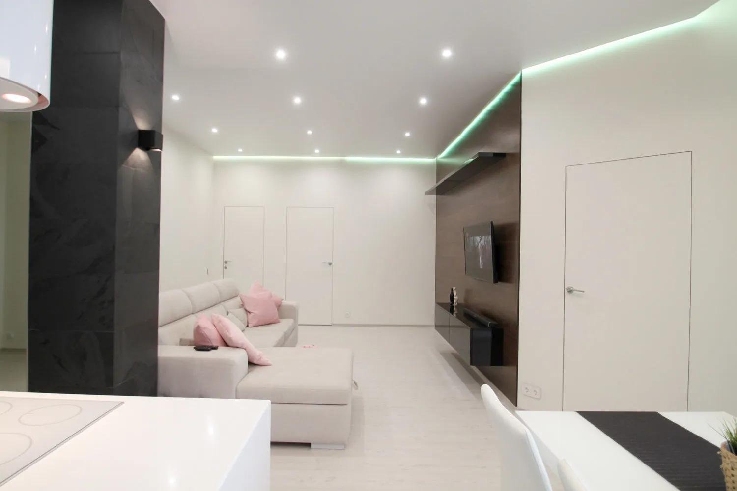 照片:极简主义风格客厅,技巧 – 我们网站上的照片