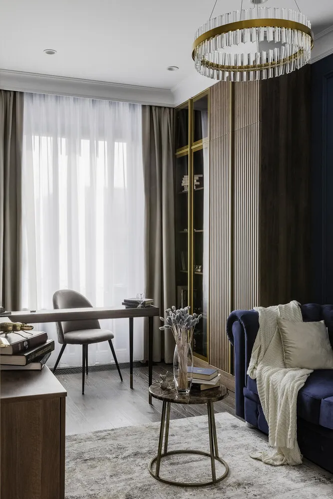 Parte de los elementos están hechos con material MDP, lo que permitió ahorrar algo. Fachadas con relieve en la isla y el armario del estudio — hechas de MDF.