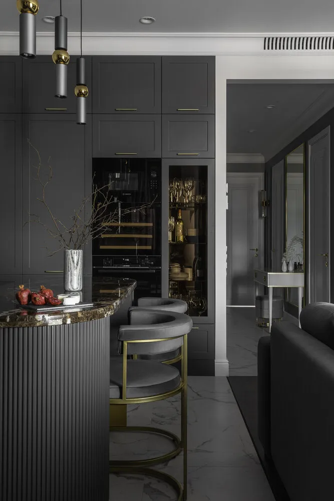 La mayoría de los electrodomésticos — horno, microondas, almacenamiento de vino, refrigerador — se integraron en los armarios de cocina tipo caja.