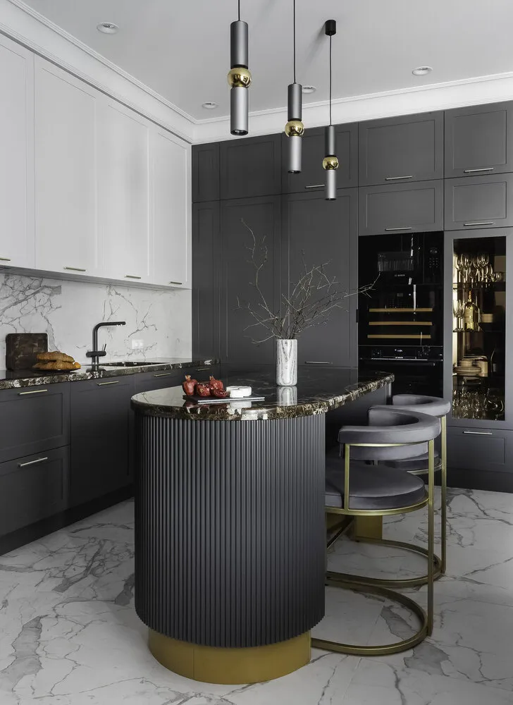 Isla con bordes redondeados en forma de ranura y perchas doradas. Mosaico de la isla, cocina — cuarzo.