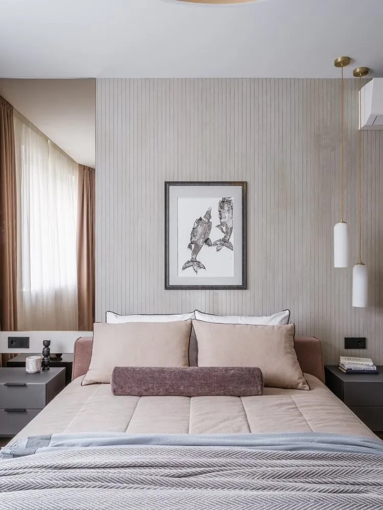 En todas las paredes de la vivienda se usó pintura y estuco decorativo. En el suelo de toda la vivienda, excepto en el baño, se usó cuarzo vinilo. Esta fue una decisión y deseo de la cliente: quería una superficie uniforme.