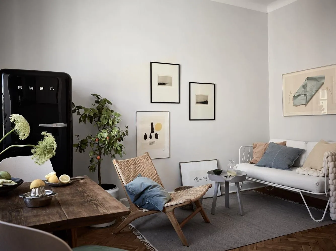 图片:北欧风格客厅,装饰与DIY,公寓,瑞典,极简主义,黑色,米色,斯德哥尔摩,小户型公寓灵感,如何装饰小公寓,小户型设计,不超过40平方米 – 我们网站上的照片