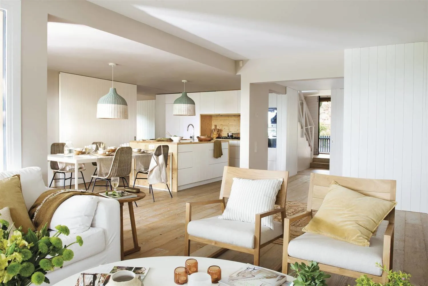 照片:北欧现代风格客厅,室内装饰,白色,黄色,橙色,生态—我们网站上的照片