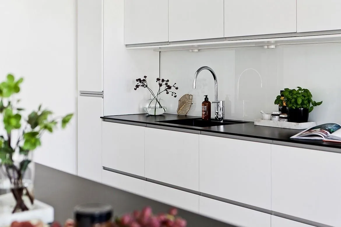 照片：现代、北欧风格厨房和餐厅，室内装饰，公寓，瑞典，家具与灯光，北欧室内设计，公寓照明，如何为房间选择照明，3个房间，超过90平方米 – 网站上的照片