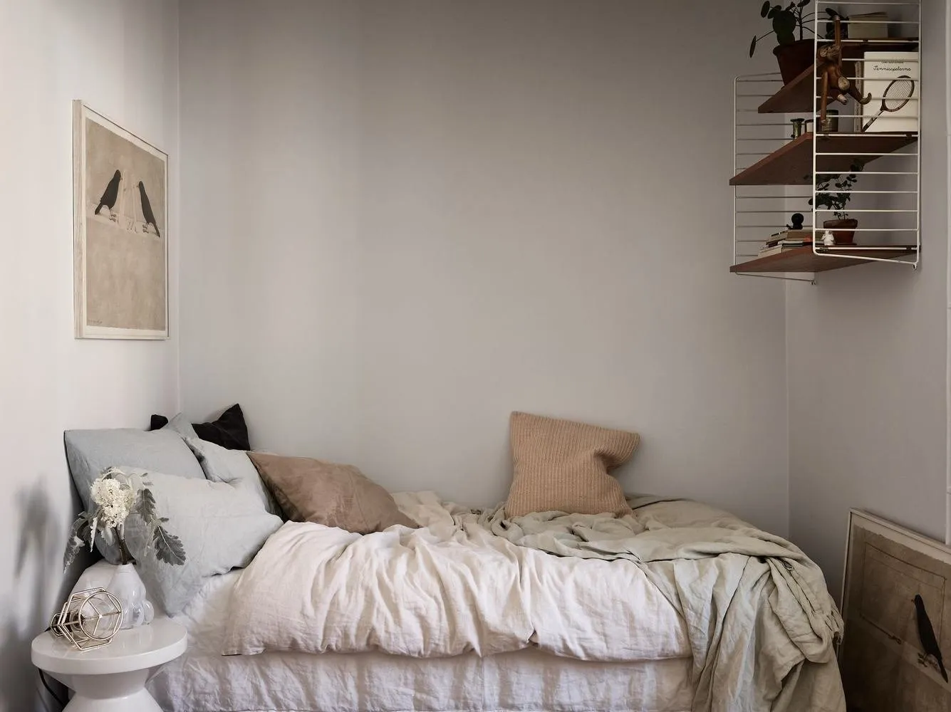 图片:北欧风格卧室,装饰与DIY,公寓,瑞典,极简主义,黑色,米色,斯德哥尔摩,小户型公寓灵感,如何装饰小公寓,小户型设计,不超过40平方米 – 我们网站上的照片