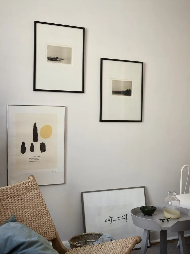 图片:北欧风格客厅,装饰与DIY,公寓,瑞典,极简主义,黑色,米色,斯德哥尔摩,小户型公寓灵感,如何装饰小公寓,小户型设计,不超过40平方米 – 我们网站上的照片