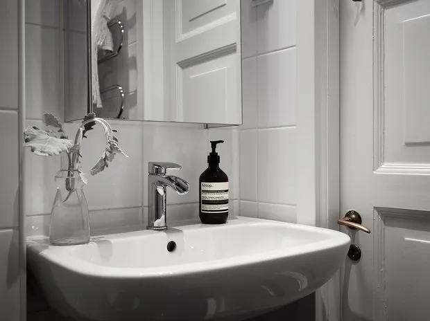 图片:极简主义浴室,北欧风格,装饰与DIY,公寓,瑞典,黑色,米色,斯德哥尔摩,小户型公寓灵感,如何装饰小公寓,小户型设计,不超过40平方米 – 我们网站上的照片