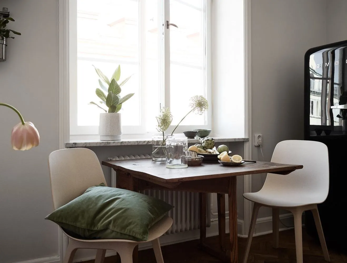 图片:北欧风格厨房与餐厅,装饰与DIY,公寓,瑞典,极简主义,黑色,米色,斯德哥尔摩,小户型公寓灵感,如何装饰小公寓,小户型设计,不超过40平方米 – 我们网站上的照片