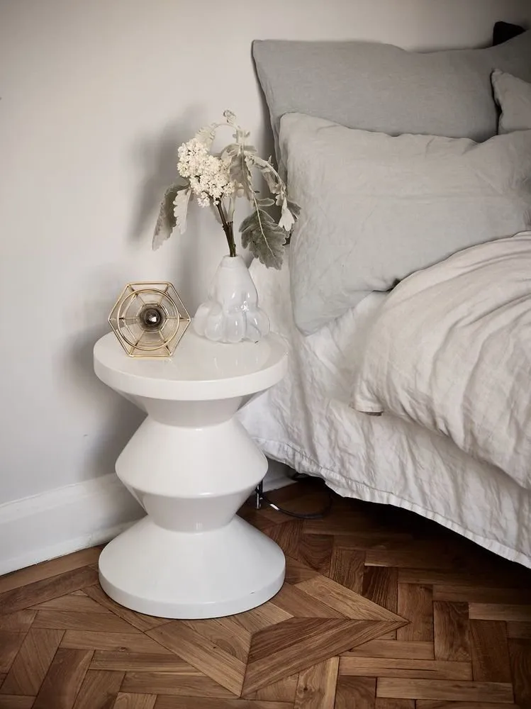 图片:北欧风格卧室,装饰与DIY,公寓,瑞典,极简主义,黑色,米色,斯德哥尔摩,小户型公寓灵感,如何装饰小公寓,小户型设计,不超过40平方米 – 我们网站上的照片