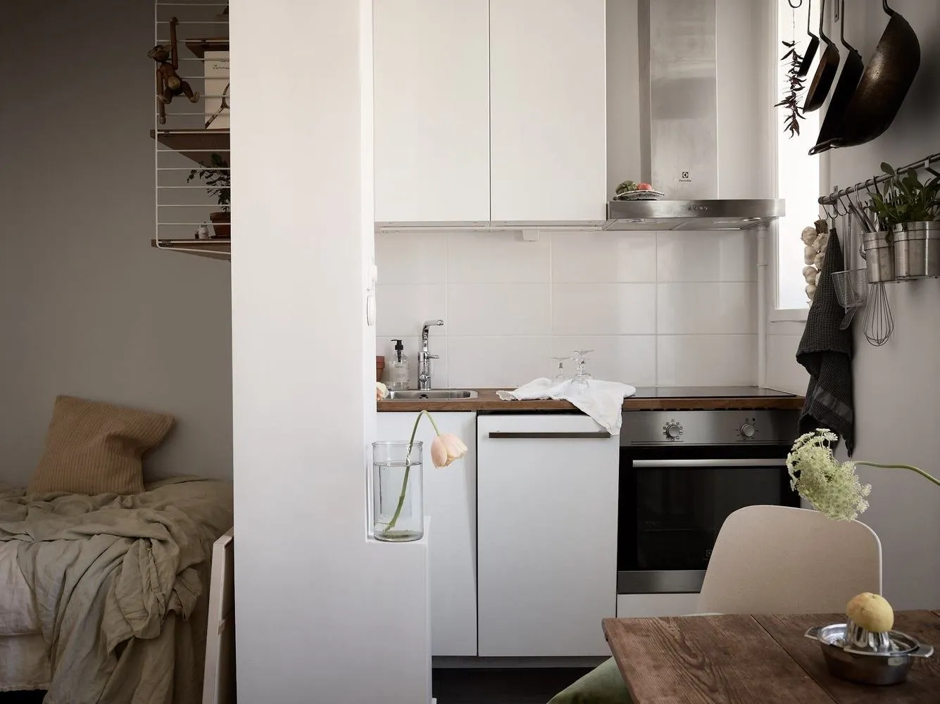 图片:北欧风格厨房与餐厅,装饰与DIY,公寓,瑞典,极简主义,黑色,米色,斯德哥尔摩,小户型公寓灵感,如何装饰小公寓,小户型设计,不超过40平方米 – 我们网站上的照片