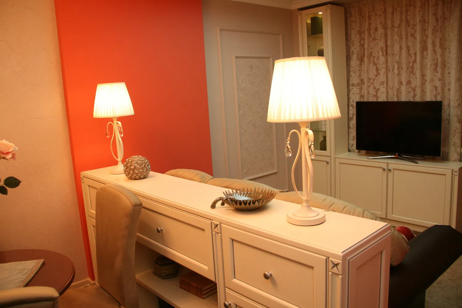 Фото из портфолио "Коралловая сага и мятая бумага" проект для "Школы ремонта" на ТНТ – фотографии дизайна интерьеров на нашем сайте