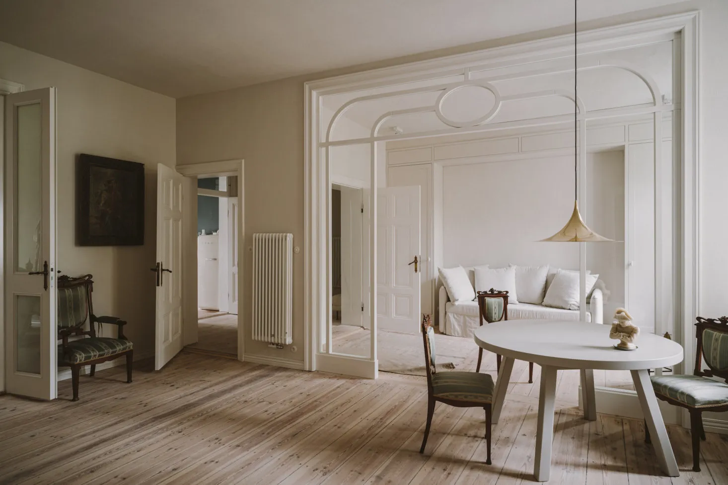 照片：北欧、混合、古典风格的客厅，室内装饰，公寓，白色，绿色，米色，波兰，3室 – 我们网站上的照片