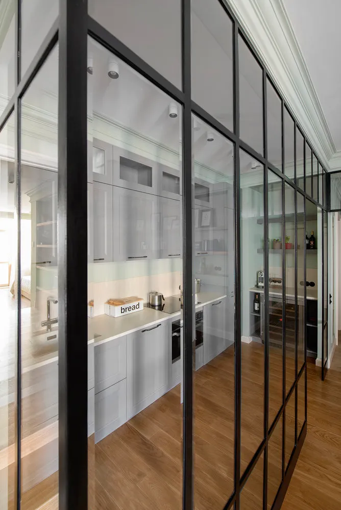 照片:混合风格厨房和餐厅,公寓,俄罗斯,平面图,Artemide, BoConcept, Gramercy Home, Teak House, 装饰,家具和照明,白色,每周项目,黑色,莫斯科,红色,绿色,米色,黄色,灰色,蓝色,棕色,MINOTTI, Little Green, Good Look Room, The Rug Company, Dialma Brown, Narciso Cantori, Rational, Le Home, Valerie Dzyuba, Nido Interiors, 玻璃厨房,Studio的四个房间,经典,loft和普罗旺斯,走廊办公室 – 我们网站上的照片