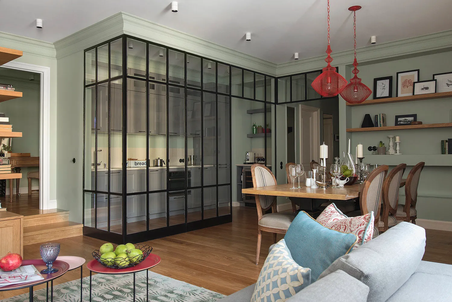 照片：混合风格厨房和餐厅，公寓，俄罗斯，平面图，Artemide, BoConcept, Gramercy Home, Teak House, 装饰，家具和照明，白色，每周项目，黑色，莫斯科，红色，绿色，米色，黄色，灰色，蓝色，棕色，MINOTTI, Little Green, Good Look Room, The Rug Company, Dialma Brown, Narciso Cantori, Rational, Le Home, Valerie Dzyuba, Nido Interiors, 玻璃厨房，Studio的四个房间，经典，loft和普罗旺斯，走廊办公室 – 我们网站上的照片