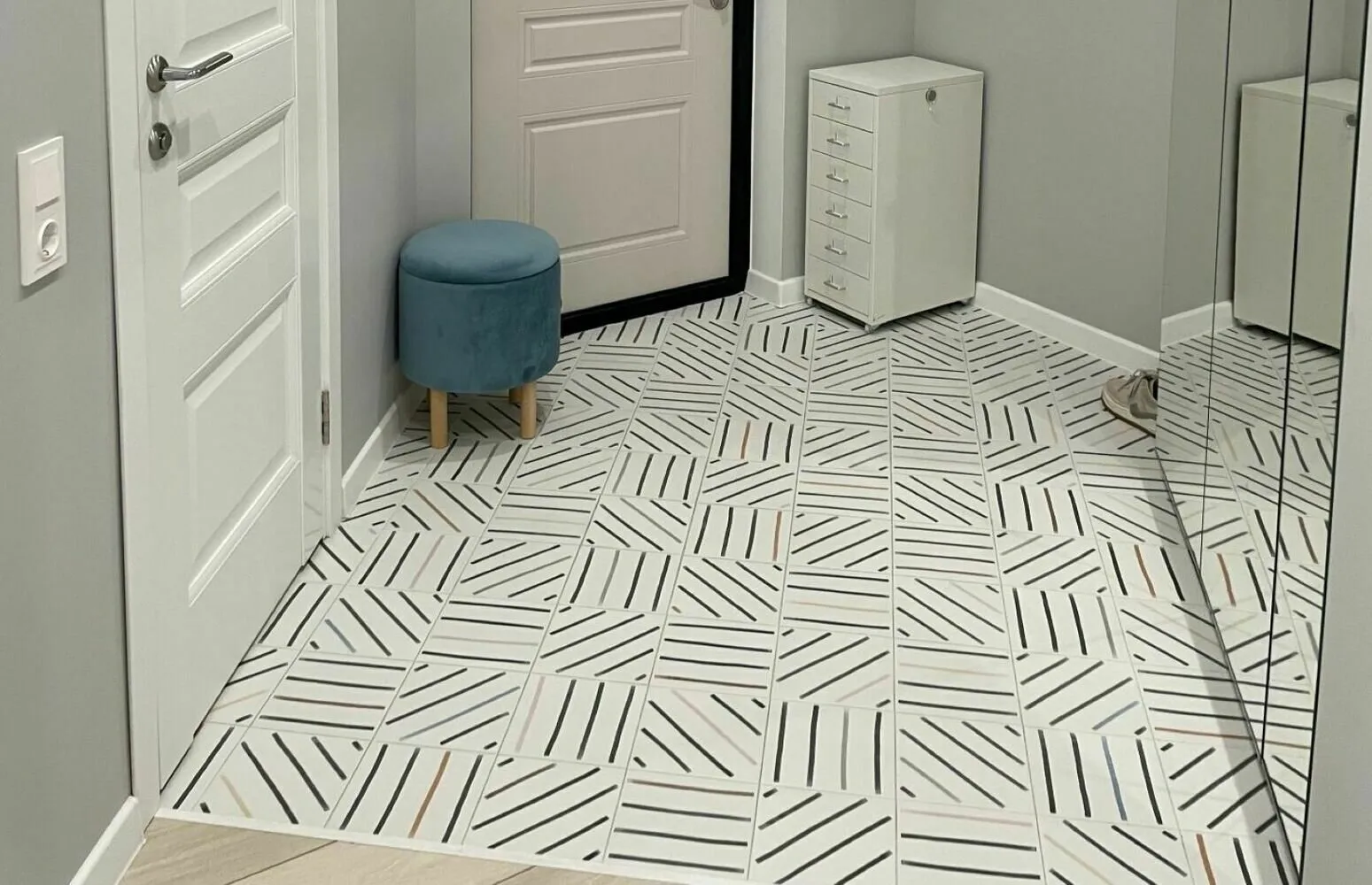 Foto: im Stil , Flureingang, Tipps, Renovierung in der Praxis, Design eines kleinen Flureingangs, Ideen für den Flureingang, wie man einen Flureingang gestaltet, wie man einen kleinen Flureingang dekoriert – Fotos auf unserer Website