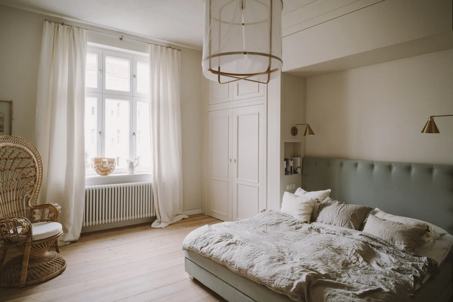 照片：卧室在北欧、古典风格，室内装饰，公寓，白色，绿色，米色，波兰，3室 – 我们网站上的照片