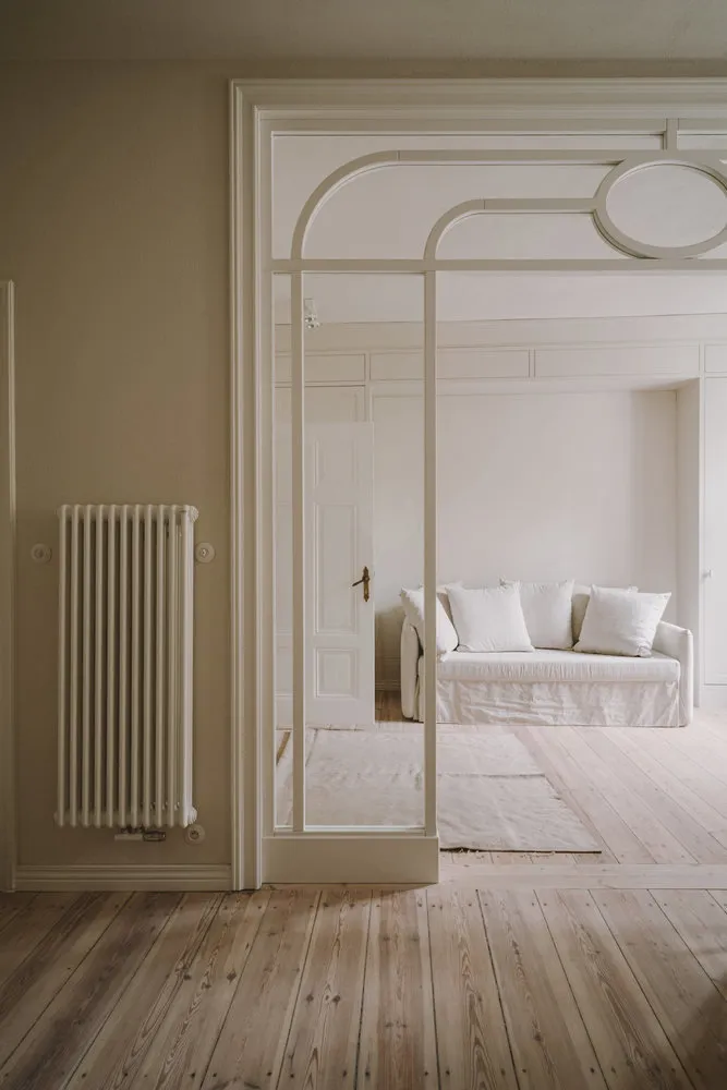 照片：北欧、混合、古典风格的客厅，室内装饰，公寓，白色，绿色，米色，波兰，3室 – 我们网站上的照片