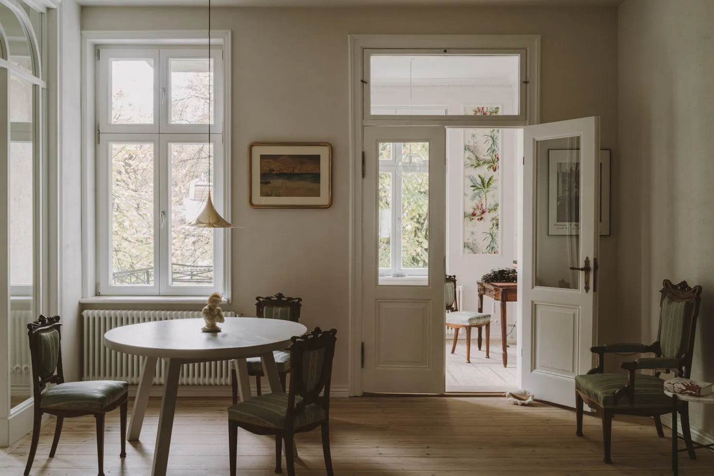 照片：北欧、混合、古典风格的客厅，室内装饰，公寓，白色，绿色，米色，波兰，3室 – 我们网站上的照片