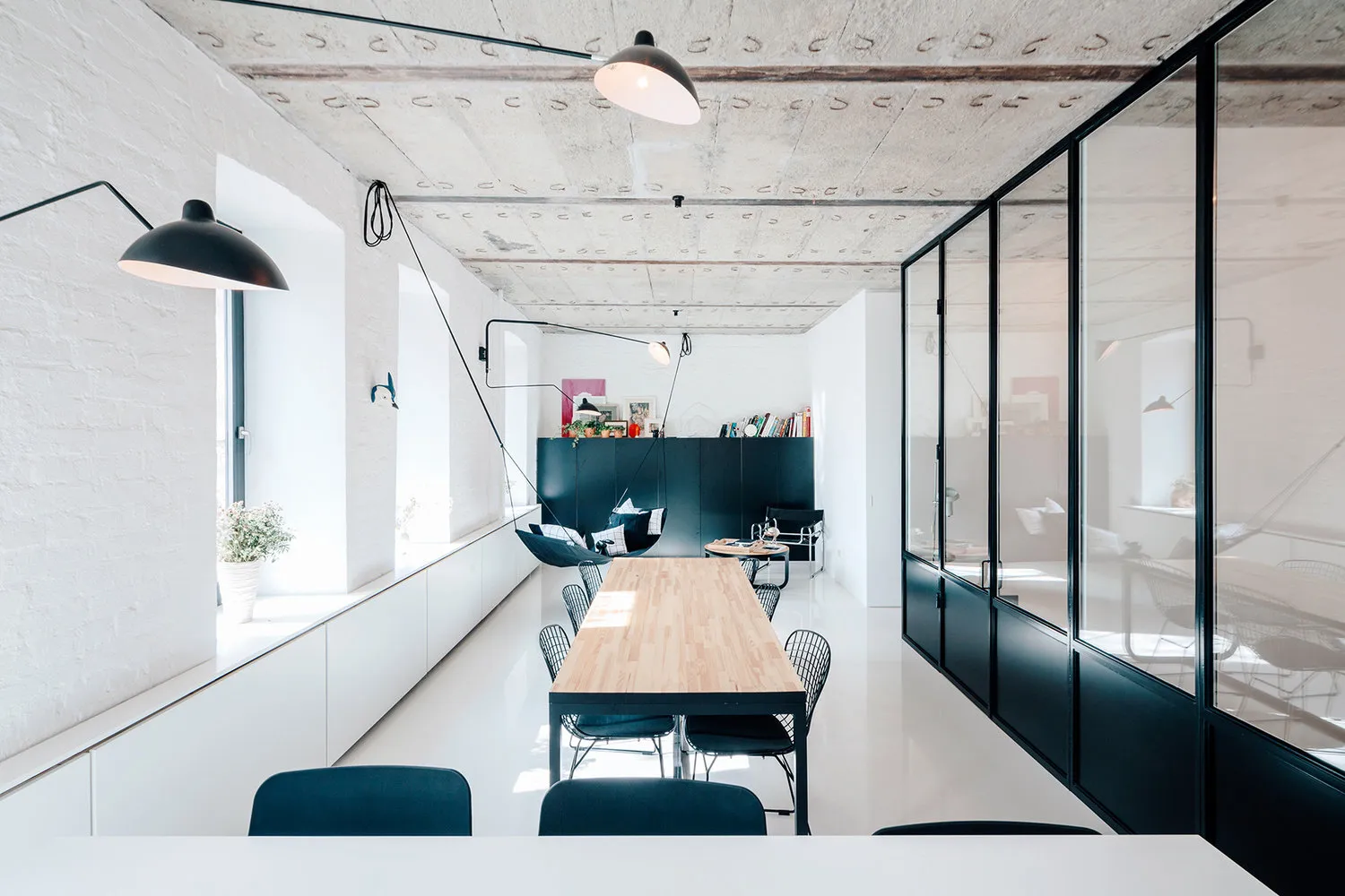 来自作品集黑白极简主义和温馨公寓 – 我们网站上的室内设计照片