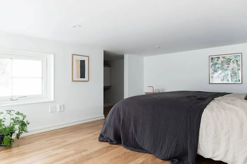 Фотографія: Спальня в стилі Скандинавія, Будинок, Швеція, Білий, Мінімалізм, Стокгольм, Сірий, Будинок і дача, до 40 метрів – фото на нашому сайті