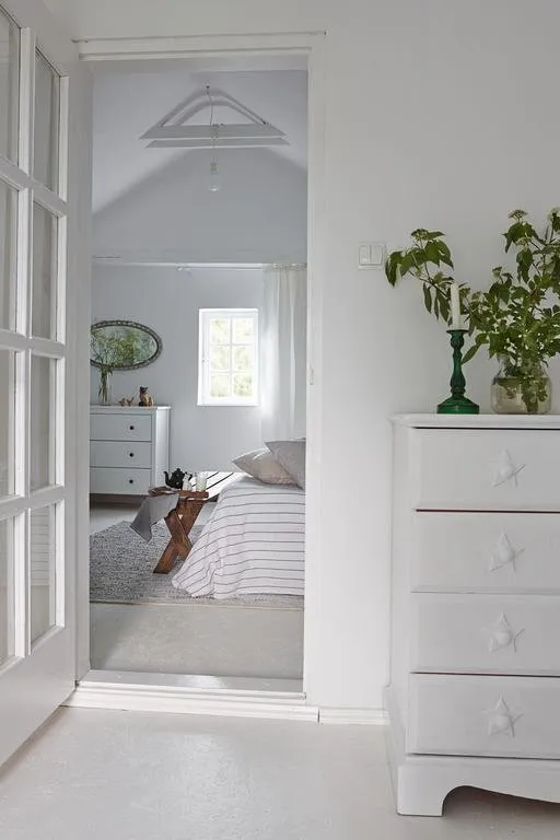 照片:普罗旺斯与乡村风格卧室,北欧风格,室内装饰,房屋,白色,木屋,米色,蓝色,波兰,家居与木屋——我们网站上的照片