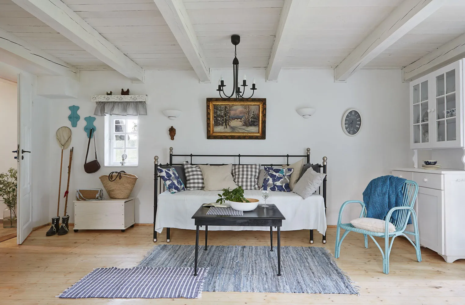 照片:普罗旺斯与乡村风格客厅,北欧风格,室内装饰,房屋,白色,木屋,米色,蓝色,波兰,家居与木屋——我们网站上的照片