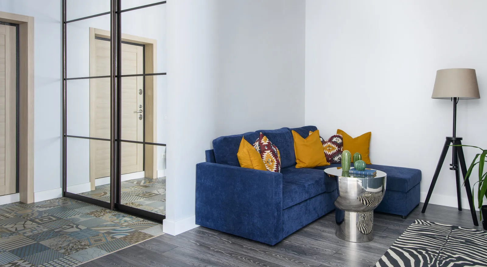 照片：极简主义风格客厅，公寓，改造，莫斯科，混凝土楼，40-60平方米，安娜·莫贾罗 – 网站上的照片