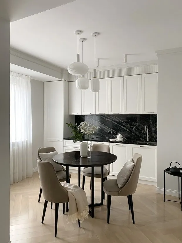 En el armario de cocina hay mucho electrodoméstico integrado: refrigerador, lavavajillas, extractor, placa de inducción, horno microondas. Muy bonita la mesa de comedor de madera de caoba slabs que llegó a Moscú desde Altay.