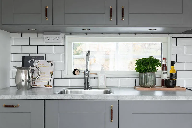 Фотографія: Кухня і столова в стилі Скандинавія, Будинок, Швеція, Білий, Мінімалізм, Стокгольм, Сірий, Будинок і дача, до 40 метрів – фото на нашому сайті