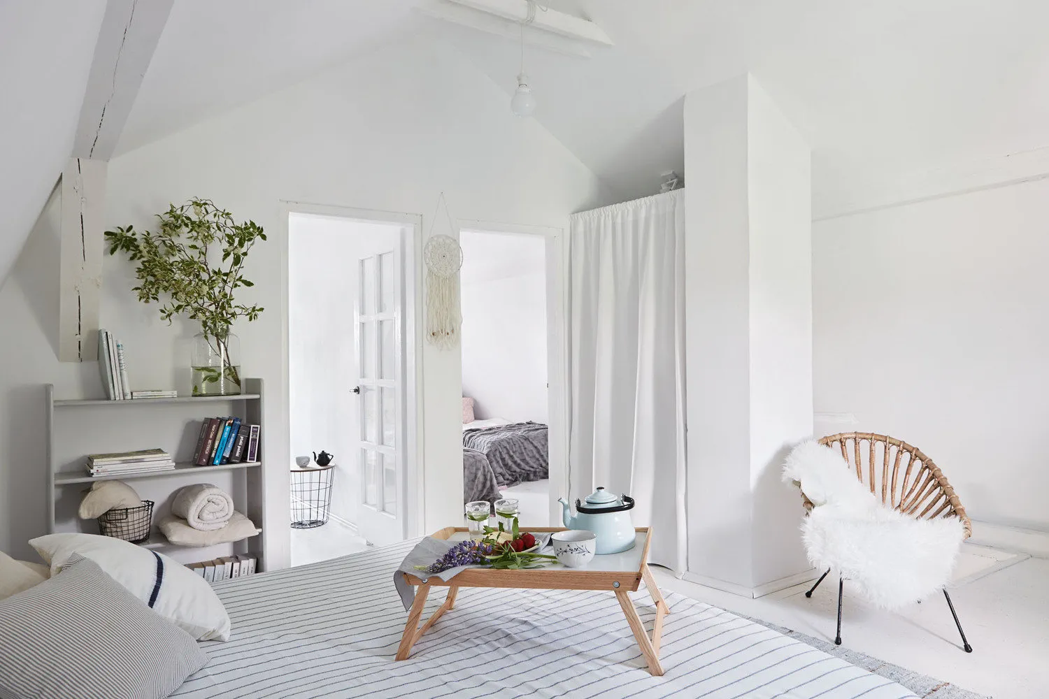 照片:普罗旺斯与乡村风格卧室,北欧风格,室内装饰,房屋,白色,木屋,米色,蓝色,波兰,家居与木屋——我们网站上的照片