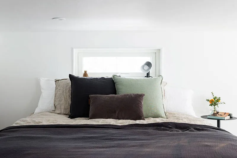 Фотографія: Спальня в стилі Скандинавія, Будинок, Швеція, Білий, Мінімалізм, Стокгольм, Сірий, Будинок і дача, до 40 метрів – фото на нашому сайті