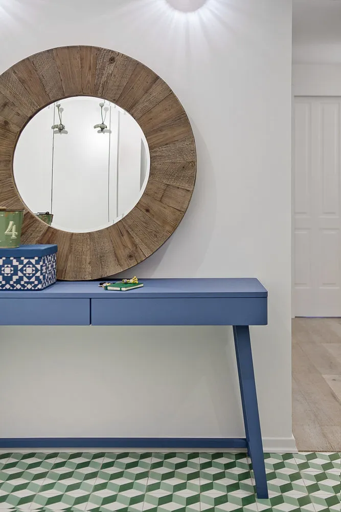 韦纳兹基大道两居室公寓。设计：娜迪亚·扎托娃，Enjoy Home