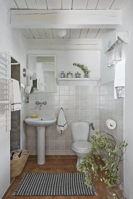 照片:普罗旺斯与乡村风格浴室,北欧风格,室内装饰,房屋,白色,木屋,米色,蓝色,波兰,家居与木屋——我们网站上的照片