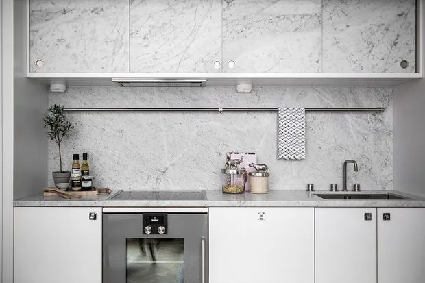 Фотография: Кухня и столовая в стиле Скандинавский, Декор интерьера, Малогабаритная квартира, Квартира, Швеция, до 40 метров – фото на нашем сайте