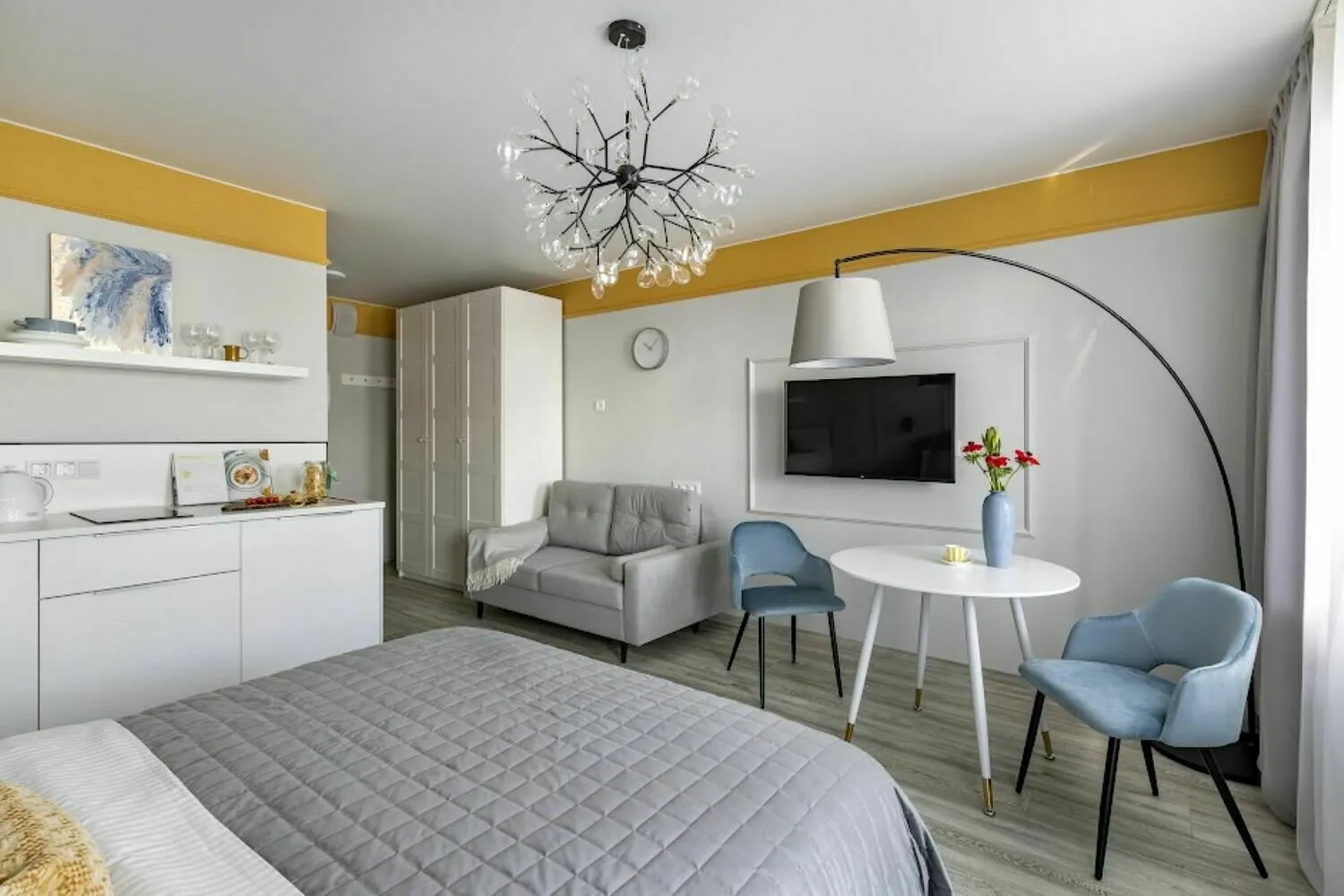 Lugar para el tercer huésped se organizó como un pequeño sofá plegable.