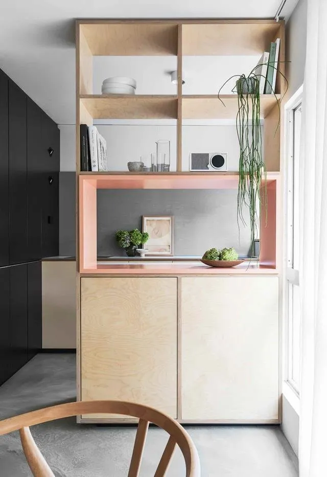 照片:极简主义风格厨房与餐厅,室内装饰,白色,灰色,面积小于40平方米 – 网站上的照片