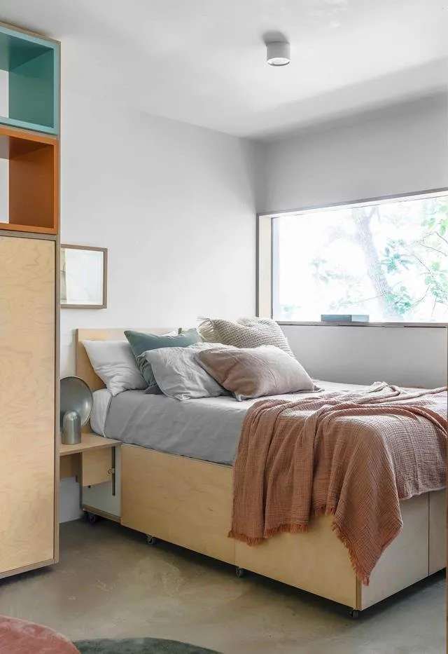 照片:极简主义风格卧室,室内装饰,白色,灰色,面积小于40平方米 – 网站上的照片