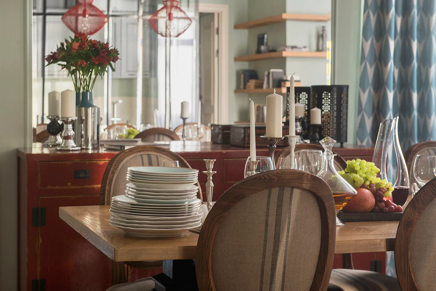 照片：在普罗旺斯和乡村风格中的厨房和餐厅，折中，公寓，俄罗斯，布局，Artemide，BoConcept，Gramercy Home，Teak House，装饰，家具和灯光，白色，每周项目，黑色，莫斯科，红色，绿色，米色，黄色，灰色，蓝色，棕色，MINOTTI，Little Green，Good Look Room，The Rug Company，Dialma Brown，Narciso Cantori，Rational，Le Home，瓦列里亚·杜布萨，Nido Interiors，玻璃厨房，两居室公寓的四个房间，古典，阁楼和普罗旺斯，走廊办公室 – 我们网站上的照片