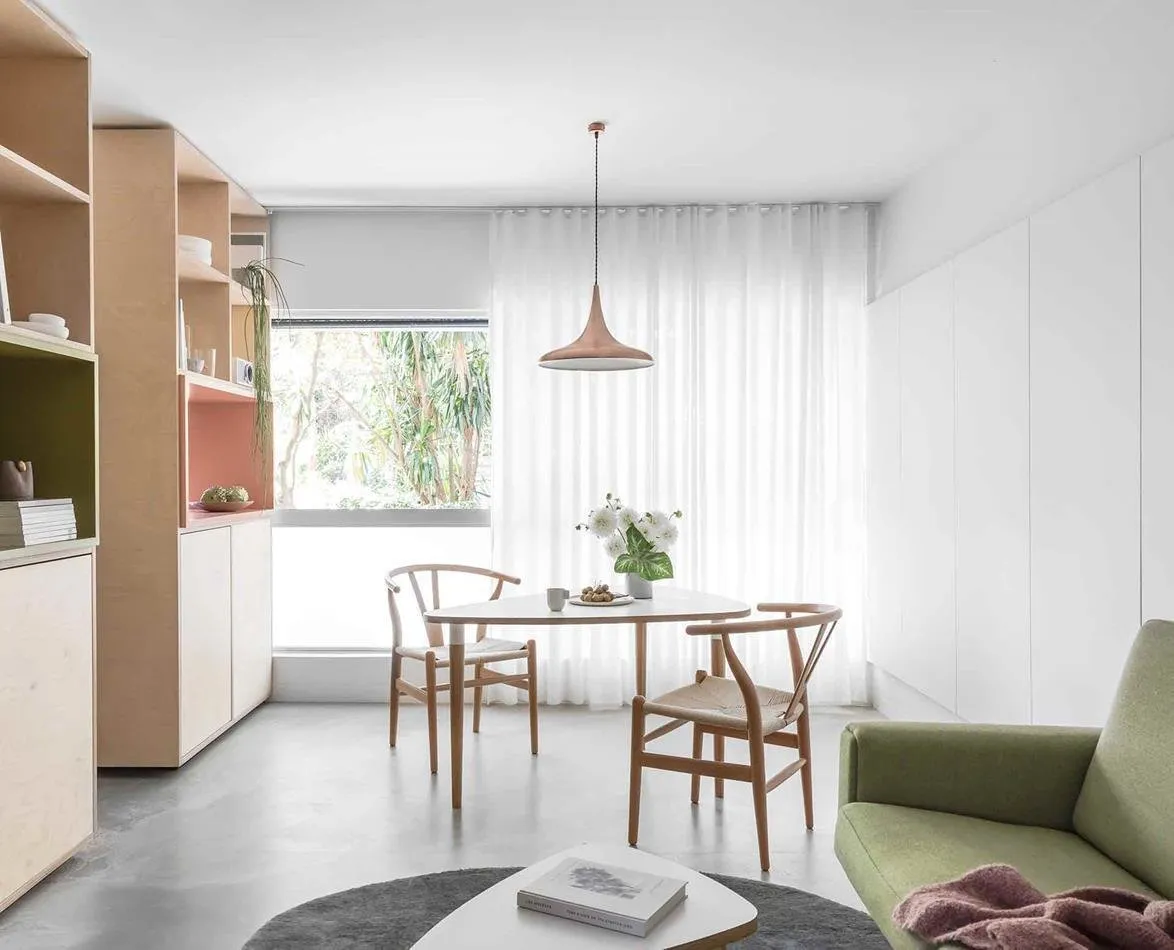 照片:极简主义风格厨房与餐厅,室内装饰,白色,灰色,面积小于40平方米 – 网站上的照片