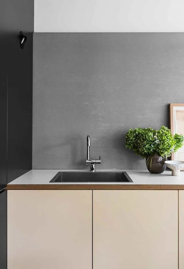 照片:极简主义风格厨房与餐厅,室内装饰,白色,灰色,面积小于40平方米 – 网站上的照片