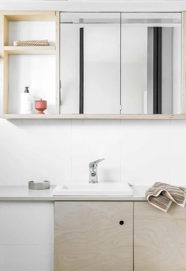 照片:极简主义风格浴室,室内装饰,白色,灰色,面积小于40平方米 – 网站上的照片