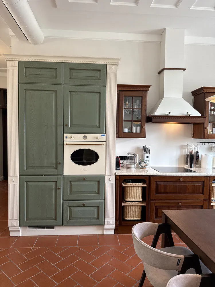 Photo : Style moderne avec des éléments classiques et loft – photo sur notre site