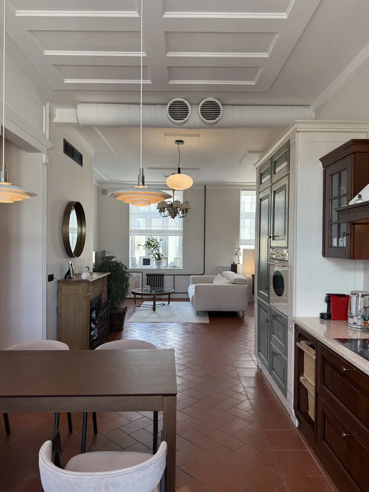 Photo : Style moderne avec des éléments classiques et loft – photo sur notre site